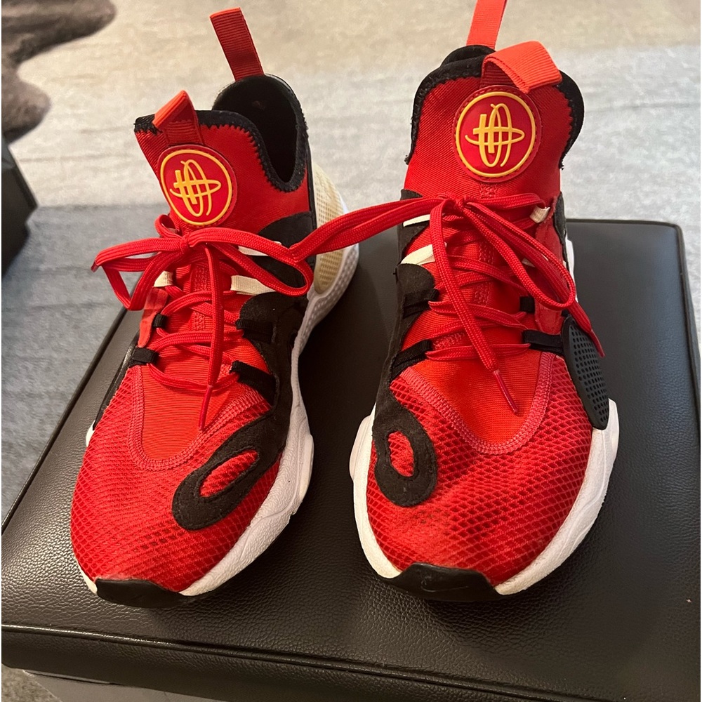 Men’s Nike tennis shoes